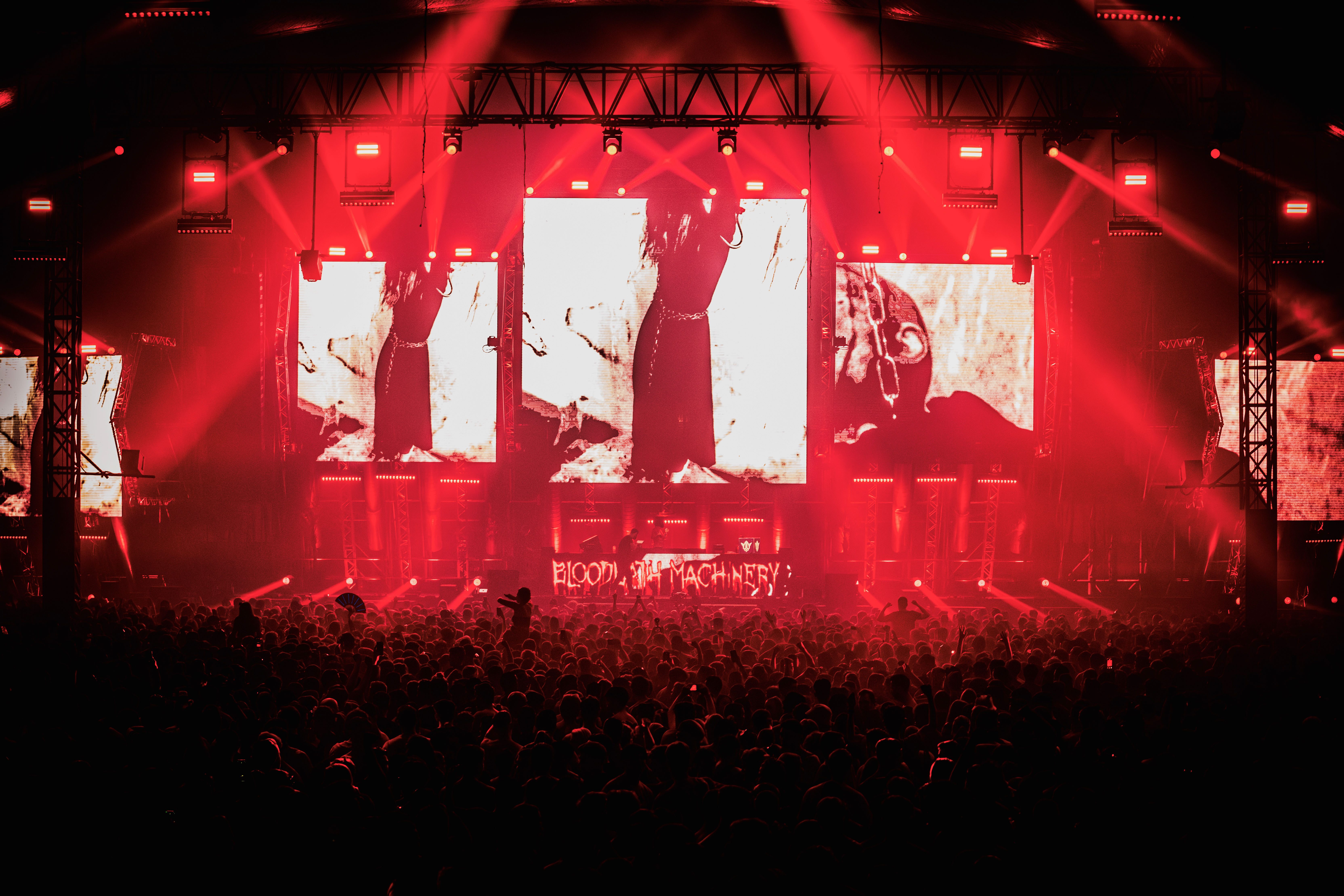 Kruelty — crowd and red light