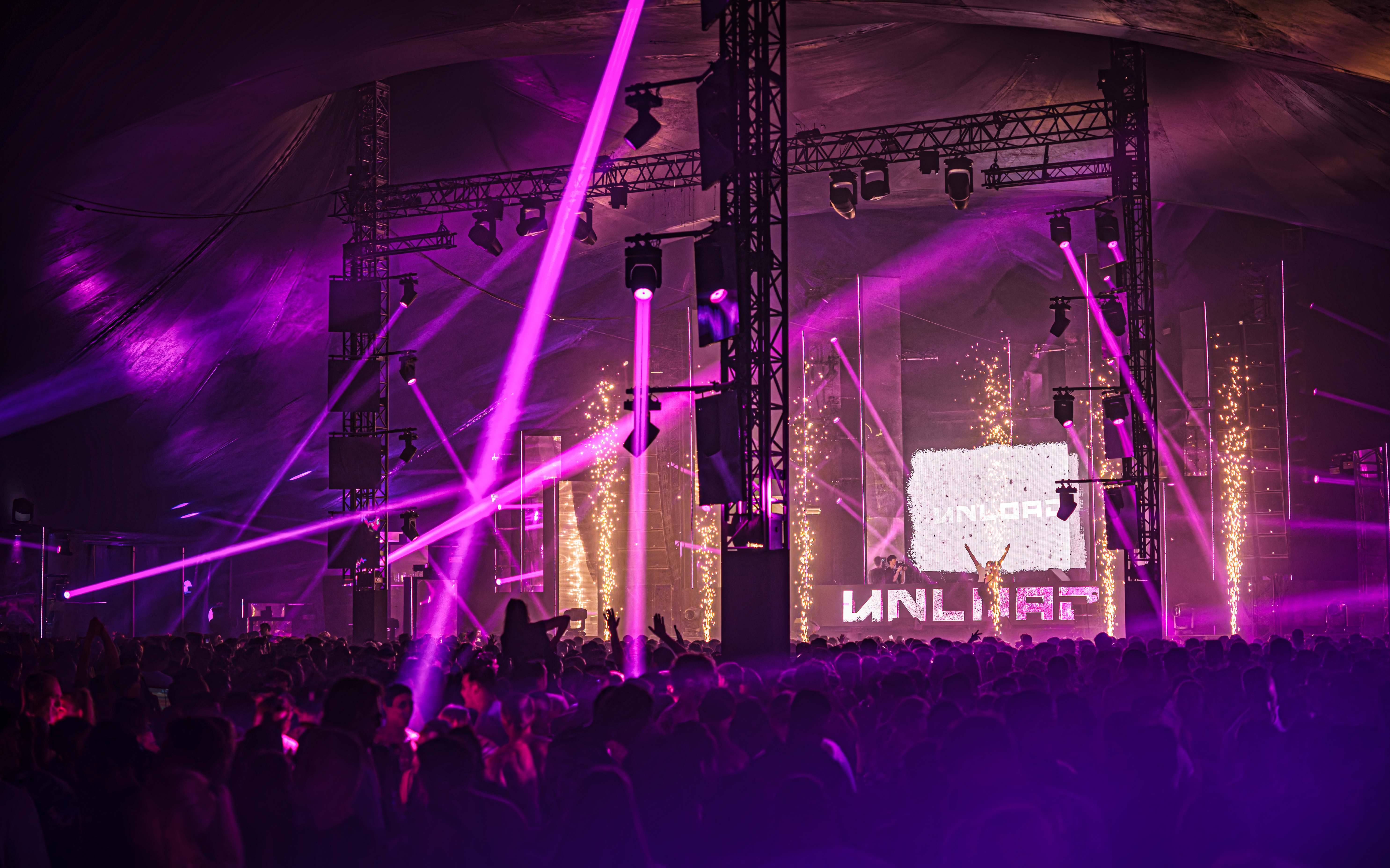 Unload at Elektrum — stage and pyro